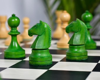CHESSBAZAAR - Riproduzione di pezzi degli scacchi della serie russa (epoca sovietica) in radica di frassino/bosso tinta di verde - Re da 3,7"