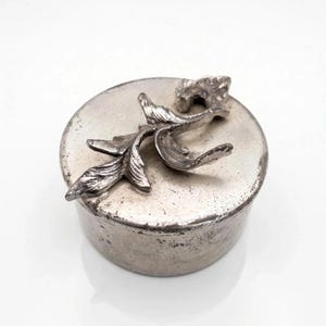 Vintage smyckeskrin i metall med bladhandtag | Retro smyckeskrin i aluminium med lock, liten sminkfat