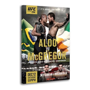 Può includere: Un poster promozionale di UFC 194 che mostra Jose Aldo e Conor McGregor faccia a faccia con le bandiere brasiliana e irlandese sullo sfondo. Sotto, un secondo incontro presenta Chris Weidman e Luke Rockhold. Il testo include "ALDO VS MCGREGOR" e "UNDISPUTED WORLD FEATHERWEIGHT CHAMPIONSHIP".