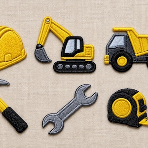 Könnte beinhalten: Ein Set aus sechs bestickten Aufnähern mit einem gelben Schutzhelm, einem gelb-schwarzen Bagger, einem gelb-schwarzen Muldenkipper, einem grau-gelben Hammer, einem grauen Schraubenschlüssel und einem schwarz-gelben Maßband mit sichtbaren Markierungen.