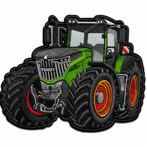 Könnte beinhalten: Ein gestickter Aufnäher, der einen grünen Fendt-Traktor mit großen schwarzen Reifen, orangefarbenen Felgen und einem detaillierten Frontgrill zeigt. Das Design umfasst weiße Fenster, einen schwarzen Rahmen und ein rot-weißes Warnschild am Kotflügel.