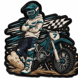 Könnte beinhalten: Ein gestickter Aufnäher mit einem Motocross-Fahrer in weißem Kapuzenpullover, dunkler Hose und türkisfarbenem Helm, der an einem türkisfarbenen Dirtbike mit der Nummer 7 auf dem vorderen Schild lehnt. Das Design zeigt Bewegungslinien und Staubwolken.