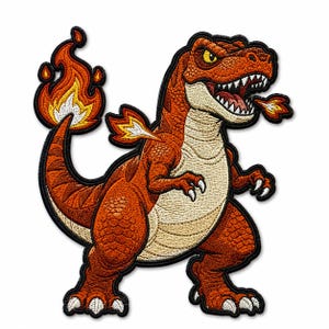 Könnte beinhalten: Ein gestickter Aufnäher mit einem Cartoon-Tyrannosaurus Rex mit orangefarbenen und roten Schuppen, einem cremefarbenen Bauch und scharfen weißen Zähnen. Der Dinosaurier hat Flammen, die aus Schwanz und Maul schlagen, umrandet von einem schwarzen Rand.