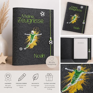 Könnte beinhalten: Eine dunkelgraue Zeugnismappe aus Filz mit dem gestickten Text Meine Zeugnisse, einer Grafik eines Fußballspielers in Grün und Gelb sowie dem Namen Noah. Die Mappe hat einen lindgrünen Gummizugverschluss mit Fußballperlen als Verzierung.