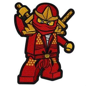 Könnte beinhalten: Ein gestickter Aufnäher, der einen roten Ninja-Charakter mit goldener Maske und Rüstungsdetails zeigt. Die Figur trägt eine rote Kapuze und Tunika mit goldenen Kreismustern, zwei goldene Schwerter auf dem Rücken und hat einen schwarzen Rand.