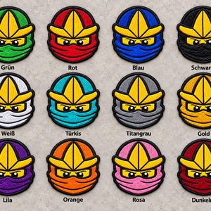 Könnte beinhalten: Eine Sammlung von zwölf runden gestickten Aufnähern, die einen stilisierten Ninja-Charakter mit gelber Kopfbedeckung und Maske in verschiedenen Farben zeigen, darunter Grün, Rot, Blau, Schwarz, Weiß, Türkis, Grau, Gold, Lila, Orange, Rosa und Dunkelrot.
