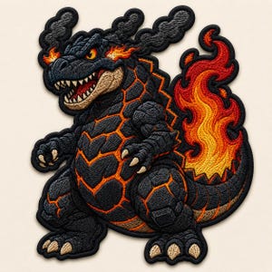 Könnte beinhalten: Ein gestickter Aufnäher, der ein stilisiertes schwarzes Monster mit einer strukturierten, felsigen Haut und leuchtend orangefarbenen Rissen zeigt. Die Kreatur hat scharfe Zähne, gelbe Augen und eine große, lebhafte Flamme am Rücken und Schwanz.