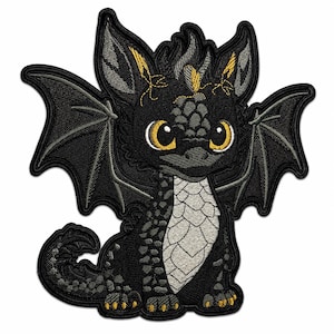 Könnte beinhalten: Ein gestickter Aufnäher, der einen kleinen schwarzen Drachen mit großen gelben Augen, grauen Flügelmembranen und einem hellgrauen Bauch zeigt. Der Drache hat strukturierte Schuppen, spitze Ohren mit gelben Akzenten und einen geringelten Schwanz.