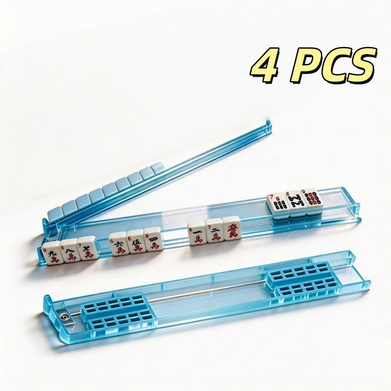 Puede incluir: Cuatro soportes azules de pl&aacute;stico para fichas de Mahjong con fichas blancas con s&iacute;mbolos negros y rojos. Los soportes son transparentes y tienen un mecanismo deslizante. El texto "4 PCS" est&aacute; en la esquina superior derecha.