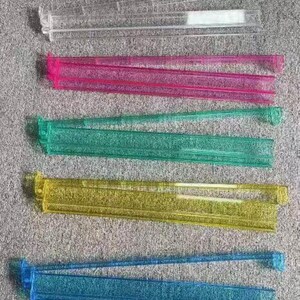 Puede incluir: Vista cenital de cinco cierres de bolsas de pl&aacute;stico en varios colores: transparente, rosa, verde, amarillo y azul. El texto "4 PCS" es visible. Estos cierres est&aacute;n dise&ntilde;ados para mantener los alimentos frescos.