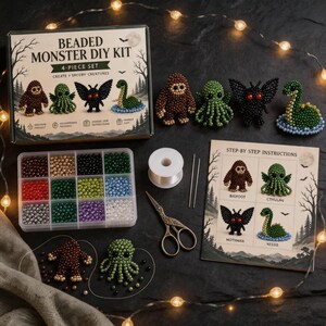 Könnte beinhalten: Ein Perlen-Monster-Bastelset bestehend aus einer Schachtel, einem Kunststoff-Sortierkasten mit zwölf Fächern für bunte Perlen, einer Spule mit weißem Faden, zwei Nadeln, einer Vintage-Schere und einer Anleitung zum Basteln von vier Perlenfiguren.