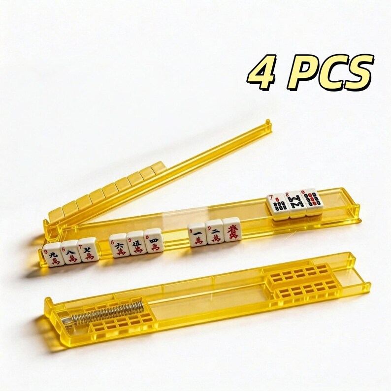 Puede incluir: Juego de cuatro soportes amarillos para fichas de Mahjong. Cada soporte transparente es rectangular y est&aacute; dise&ntilde;ado para contener varias fichas. Las fichas son blancas con marcas negras y rojas. El texto "4 PCS" es visible.