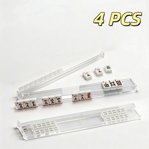 Puede incluir: Soportes de pl&aacute;stico transparente para fichas de Mahjong con fichas blancas con s&iacute;mbolos rojos y negros. La imagen incluye el texto "4 PCS". Los soportes est&aacute;n dise&ntilde;ados para organizar y exhibir fichas de Mahjong.