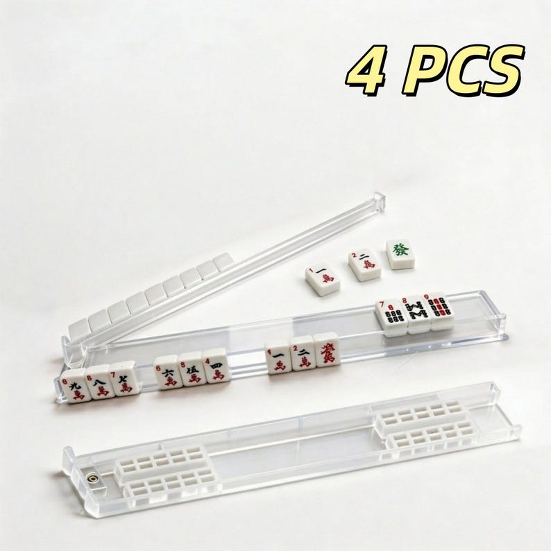 Puede incluir: Soportes de pl&aacute;stico transparente para fichas de Mahjong con fichas blancas con s&iacute;mbolos rojos y negros. La imagen incluye el texto "4 PCS". Los soportes est&aacute;n dise&ntilde;ados para organizar y exhibir fichas de Mahjong.
