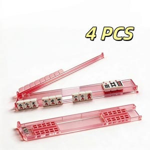 Puede incluir: Cuatro soportes rosas para fichas de Mahjong con fichas blancas con caracteres chinos negros y marcas rojas. Los soportes son transparentes y rectangulares, con el texto "4 PCS" en la esquina superior derecha.