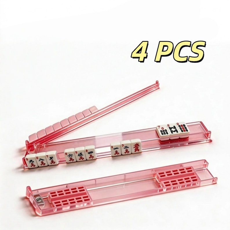 Puede incluir: Cuatro soportes rosas para fichas de Mahjong con fichas blancas con caracteres chinos negros y marcas rojas. Los soportes son transparentes y rectangulares, con el texto "4 PCS" en la esquina superior derecha.
