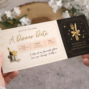 Peut inclure: Un bon cadeau "A Dinner Date" avec une illustration d'un seau à champagne et de verres. Le certificat porte les mentions "Just for You Mark" et "Redeemable for one dinner date at Blocks Steakhouse."