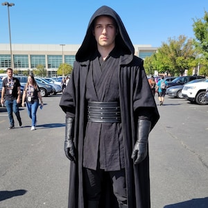 スター・ウォーズにインスパイアされたシス卿コスプレ衣装｜黒のダークジェダイチュニック＆マントセット｜ダース・モール ハロウィン メンズ衣装。