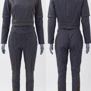Puede incluir: Conjunto de dos piezas gris oscuro sobre maniqu&iacute;. La parte superior es una chaqueta corta con mangas largas y cuello mandar&iacute;n. Los pantalones son ajustados con detalles marrones. El conjunto est&aacute; hecho de un material resistente y tiene costuras visibles.