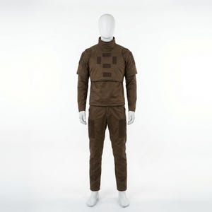 Pode incluir: Um uniforme t&aacute;tico castanho exibido em um manequim. O traje inclui um top de gola alta com patches nos ombros, um painel no peito, mangas compridas e cal&ccedil;as combinando com bolsos. O uniforme &eacute; projetado para funcionalidade e prote&ccedil;&atilde;o.