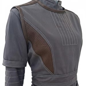 Puede incluir: Una taza de cer&aacute;mica blanca con un asa negra y el texto "But First, Coffee" en negro y negrita. La taza est&aacute; sobre una superficie blanca. La taza mide aproximadamente 10 cm de alto.