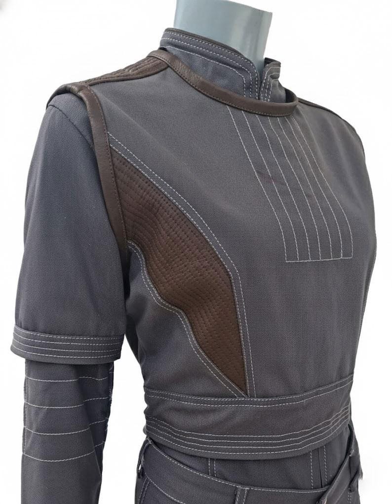 Puede incluir: Una taza de cer&aacute;mica blanca con un asa negra y el texto "But First, Coffee" en negro y negrita. La taza est&aacute; sobre una superficie blanca. La taza mide aproximadamente 10 cm de alto.