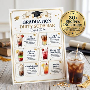 Könnte beinhalten: Ein Menü für eine Dirty Soda Bar zum Thema Abschlussfeier mit Rezepten, mit einem goldgerahmten Schild mit dem Text "Graduation Dirty Soda Bar Class of 2026". Das Menü enthält Getränke-Rezepte wie "The Graduate" und "Cap & Gown Cola".