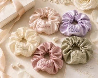 Personalisierter Satin-Haargummi, Haargummi mit individuellem Namen, besticktes Haaraccessoire, Haargummi für Brautjungfern