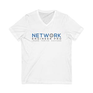Può includere: Una t-shirt bianca a maniche corte con scollo a V caratterizzata da una grafica blu e nera sul petto che riporta la scritta NETWORK ENGINEER PRO, con il testo LEARN. THRIVE. SUCCEED. sotto e un'icona circolare nella lettera O.
