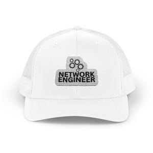 Op de afbeelding: Een witte truckerpet met een mesh achterkant en een stevig voorpaneel. Op de voorkant is een grijze rechthoekige patch geborduurd met de tekst NETWORK ENGINEER in zwarte hoofdletters, bekroond met een afbeelding van drie tandwielen.