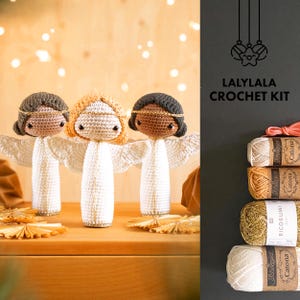 以下が含まれることがあります： 3体の編みぐるみ天使を作るためのクロシェキット。キットには、白、ベージュ、茶色、金の糸が含まれています。糸には「Schachenmayr Catania」と「Schachenmayr Ricorumi」のラベルが付いています。キットの名前は「Lalylala Crochet Kit」です。
