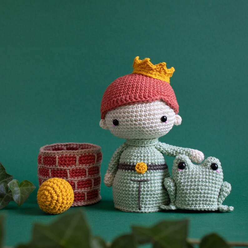 Häkelanleitung lalylala Froschkönig Amigurumi Spielset, Märchen-Matroschka Stapelspielzeug mit Prinz, Frosch, Brunnen, Ball, DIY Häkelmuster Bild 6