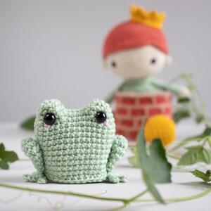 Häkelanleitung lalylala Froschkönig Amigurumi Spielset, Märchen-Matroschka Stapelspielzeug mit Prinz, Frosch, Brunnen, Ball, DIY Häkelmuster Bild 4