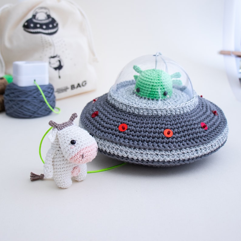 Crochet kit lalylala UFO amigurumi diy music box, flying saucer, alien & cow, SciFi, mystery, space oddity, universe, extraterrestrial image 6