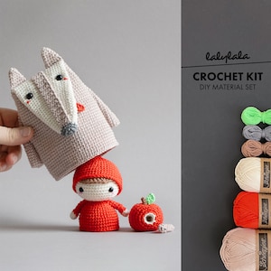 Può includere: Kit di uncinetto per realizzare un personaggio con cappuccio rosso, una testa di lupo grigia e una mela rossa. Il kit include filato di vari colori e il testo "babylala CROCHET KIT DIY MATERIAL SET".