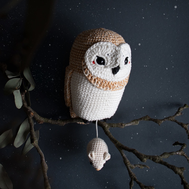 Ensemble au crochet hibou Olivia, lalylala Amigurumi boîte à musique chouette effraie avec souris, thème mélodie Hedwige, ensemble fait main au crochet animal, bébé, thème forêt image 4