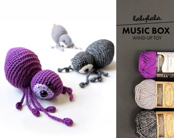 Häkelset lalylala SPINNE Agatha Amigurumi DIY • Spieluhr Hedwig's Theme, Handarbeitsset für Hexen und Zauberer, Häkeln für Anfänger, Tier