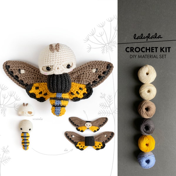 Op de afbeelding: Haakpakket om een ​​gevuld speelgoed doodshoofdvlinder te maken. De set bevat garen in bruin, beige, zwart, geel en blauw. De set bevat ook instructies voor het haken van de vlinder.