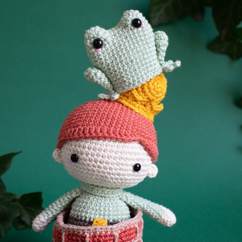 Häkelanleitung lalylala Froschkönig Amigurumi Spielset, Märchen-Matroschka Stapelspielzeug mit Prinz, Frosch, Brunnen, Ball, DIY Häkelmuster Bild 7