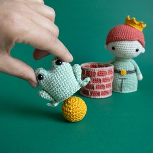 Häkelanleitung lalylala Froschkönig Amigurumi Spielset, Märchen-Matroschka Stapelspielzeug mit Prinz, Frosch, Brunnen, Ball, DIY Häkelmuster Bild 8