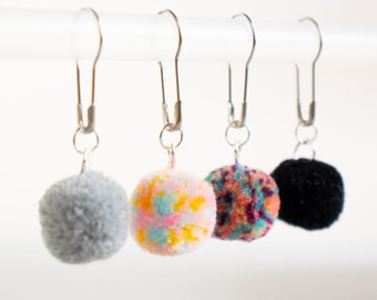 2 or 4 Stitch Markers pompons • multicolor bright or dark gray or black, safety pin, for crochet & knitting, gift deco