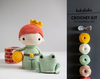 Set au crochet lalylala FROG KING Amigurumi DIY • Matriochka, jeu de conte de fées avec prince, loup, boule et fontaine, kit de matériel à fabriquer soi-même