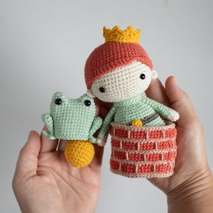 Häkelanleitung lalylala Froschkönig Amigurumi Spielset, Märchen-Matroschka Stapelspielzeug mit Prinz, Frosch, Brunnen, Ball, DIY Häkelmuster Bild 3