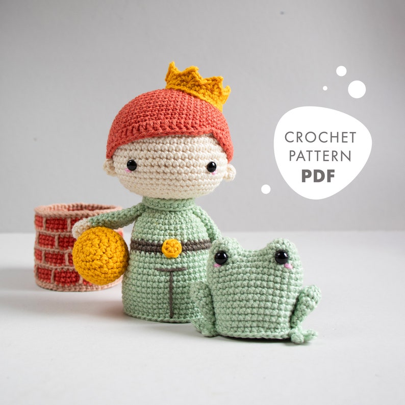 Häkelanleitung lalylala Froschkönig Amigurumi Spielset, Märchen-Matroschka Stapelspielzeug mit Prinz, Frosch, Brunnen, Ball, DIY Häkelmuster Bild 1