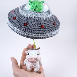 Crochet kit lalylala UFO amigurumi diy music box, flying saucer, alien & cow, SciFi, mystery, space oddity, universe, extraterrestrial image 4