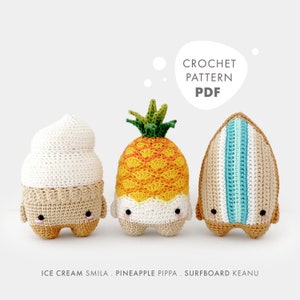 Puede incluir: Tres juguetes amigurumi de crochet: un cono de helado, una piña y una tabla de surf. Cada juguete tiene una cara linda y está de pie sobre un fondo blanco. El texto "CROCHET PATTERN PDF" está en un bocadillo de diálogo sobre los juguetes.