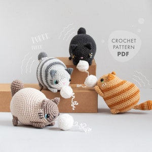 Könnte beinhalten: Vier gehäkelte Katzenspielzeuge in verschiedenen Farben, darunter grau, schwarz, beige und orange. Jede Katze hält einen weißen Wollknäuel. Der Text "PURRR FURRR" befindet sich in der oberen linken Ecke des Bildes. Der Text "CROCHET PATTERN PDF" befindet sich in der oberen rechten Ecke des Bildes.