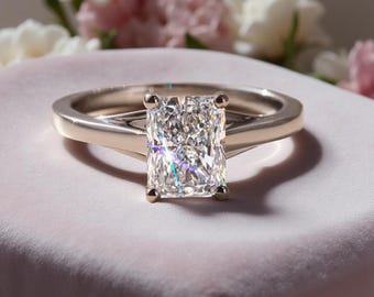 Anello di fidanzamento solitario con moissanite taglio radiante da 1,80 carati e diamanti, anello nuziale con diamanti incastonati a griffe, anello di promessa, regalo fatto a mano per lei.