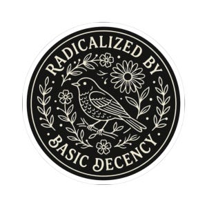 Könnte beinhalten: Runder Aufkleber in Schwarz und Weiß mit dem Text „RADICALIZED BY BASIC DECENCY“. Das Design zeigt eine detaillierte Illustration eines Vogels auf einem Ast, umgeben von floralen Elementen. Der Text ist in einer Serifenschrift gehalten.