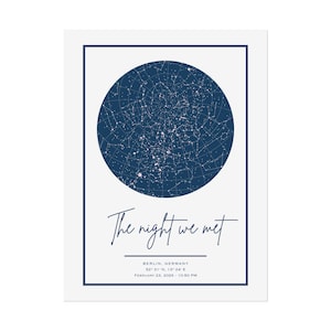 Könnte beinhalten: Weißer Druck mit einer dunkelblauen, kreisförmigen Sternenkarte, die ein Netzwerk aus weißen Linien und Punkten zeigt. Der kursive Text lautet "The night we met". Darunter befinden sich Ort, Datum und Uhrzeit.